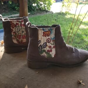 🌻🍁🎉 Floral Embroidered Ankle Boots - Taupe